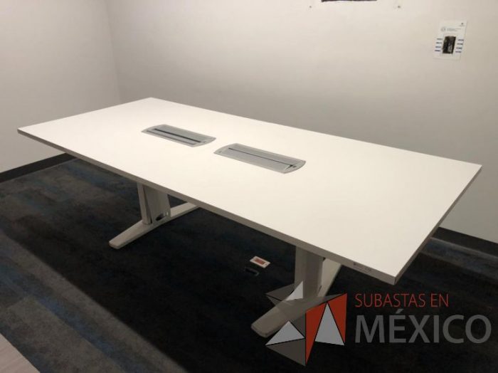 Lote 180 - Mesa de sala de juntas para 8 personas con accesorios para conexión, cubierta en 2 secciones  con 4 sillas Cobi