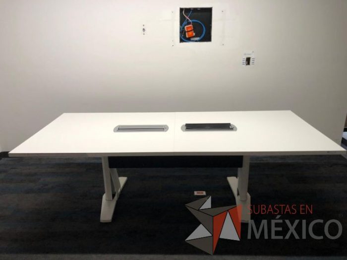 Lote 180 - Mesa de sala de juntas para 8 personas con accesorios para conexión, cubierta en 2 secciones  con 4 sillas Cobi - Imagen 4