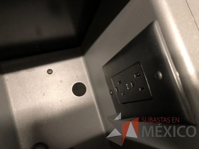 Lote 180 - Mesa de sala de juntas para 8 personas con accesorios para conexión, cubierta en 2 secciones  con 4 sillas Cobi - Imagen 5