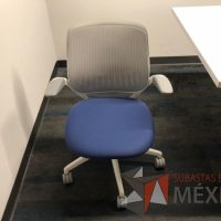 Lote 180 - Mesa de sala de juntas para 8 personas con accesorios para conexión, cubierta en 2 secciones  con 4 sillas Cobi - Imagen 7