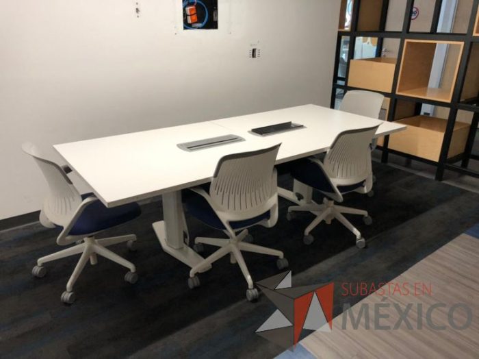 Lote 180 - Mesa de sala de juntas para 8 personas con accesorios para conexión, cubierta en 2 secciones  con 4 sillas Cobi - Imagen 8