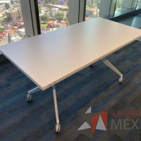 Lote 182 - Mesa de trabajo con ruedas