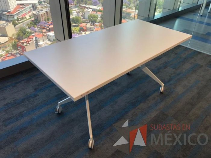 Lote 182 - Mesa de trabajo con ruedas