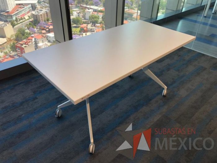 Lote 182 - Mesa de trabajo con ruedas - Imagen 3