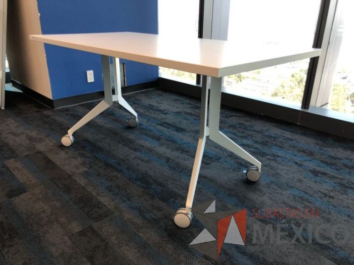 Lote 182 - Mesa de trabajo con ruedas - Imagen 4