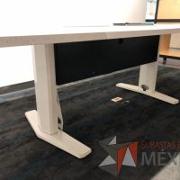 Lote 180 - Mesa de sala de juntas para 8 personas con accesorios para conexión, cubierta en 2 secciones  con 4 sillas Cobi - Imagen 9