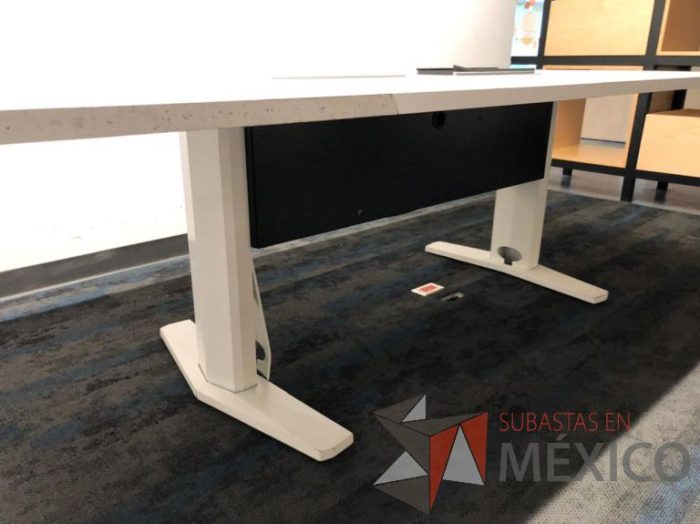 Lote 180 - Mesa de sala de juntas para 8 personas con accesorios para conexión, cubierta en 2 secciones  con 4 sillas Cobi - Imagen 9