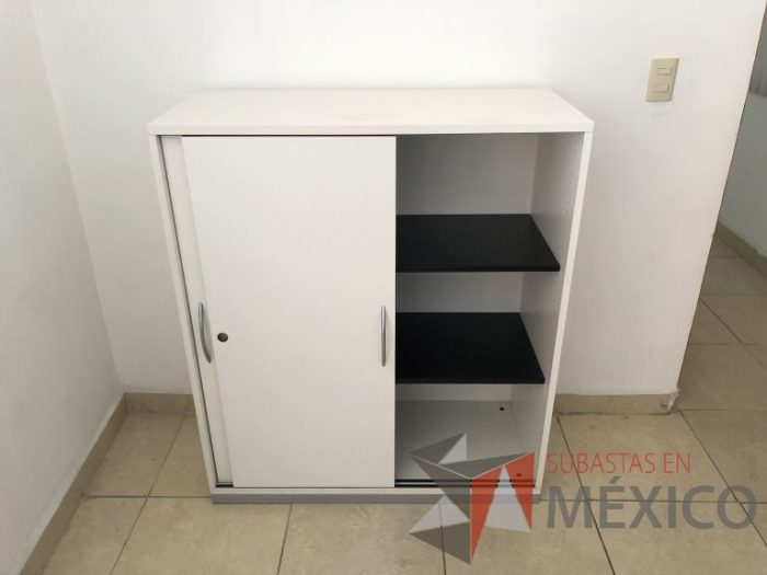 Lote 097 - 2 Gabinetes con 2 puertas corredizas con 2 entrepaños color blanco - Imagen 3