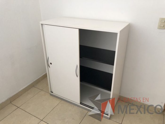 Lote 097 - 2 Gabinetes con 2 puertas corredizas con 2 entrepaños color blanco - Imagen 4