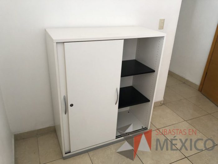 Lote 097 - 2 Gabinetes con 2 puertas corredizas con 2 entrepaños color blanco - Imagen 5