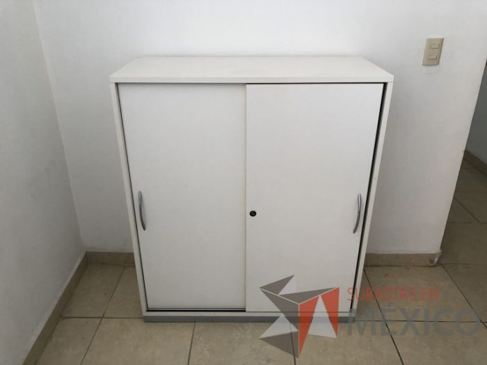 Lote 097 - 2 Gabinetes con 2 puertas corredizas con 2 entrepaños color blanco - Imagen 6