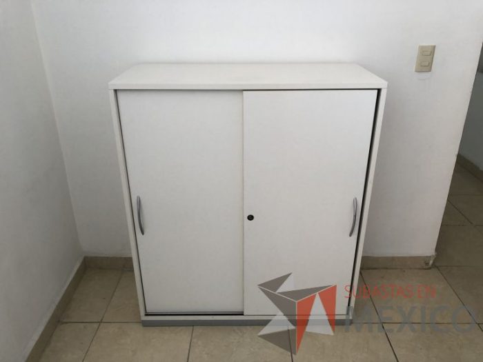 Lote 097 - 2 Gabinetes con 2 puertas corredizas con 2 entrepaños color blanco - Imagen 7