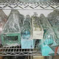 Lote 084 - Lote de 8 cajas decorativas diferentes colores y tamaños, 2 botellas turquesa de 32 cm alto