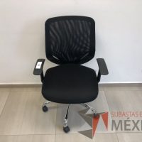 Lote 002 - Silla operativa con ruedas, descansabrazos, respaldo en malla y asiento en tela color negro - Imagen 4