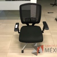 Lote 004 - Silla operativa con ruedas, descansabrazos, respaldo en malla y asiento en tela color negro - Imagen 3