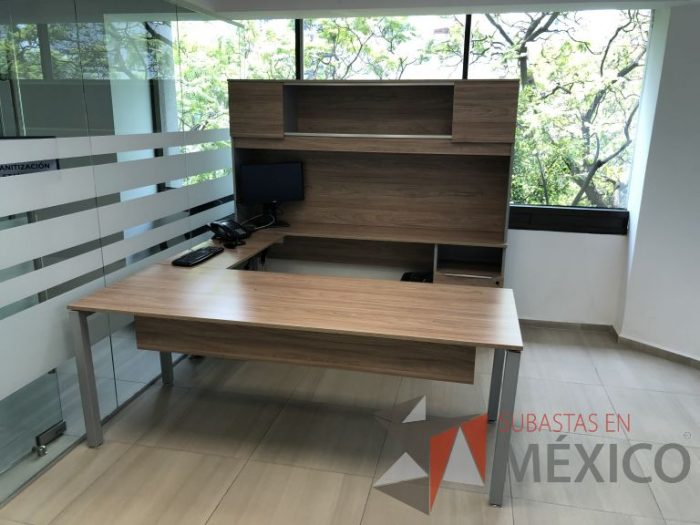 Lote 005 - Escritorio en herradura con librero sobrepuesto