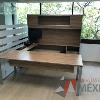 Lote 005 - Escritorio en herradura con librero sobrepuesto - Imagen 8