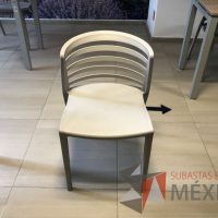 Lote 011 - Silla fija, asiento y respaldo en plástico color gris