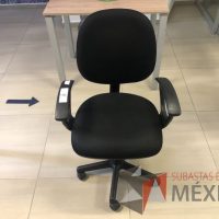 Lote 020 - Silla secretarial con ruedas, descansabrazos, asiento y respaldo