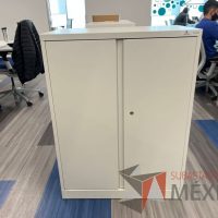 Lote 025 - Gabinete vertical de 2 puertas y 2 entrepaños color blanco