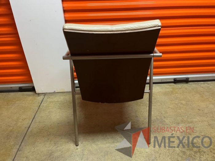 Lote 007 - Silla fija, asiento y respaldo de piel color café - Imagen 3