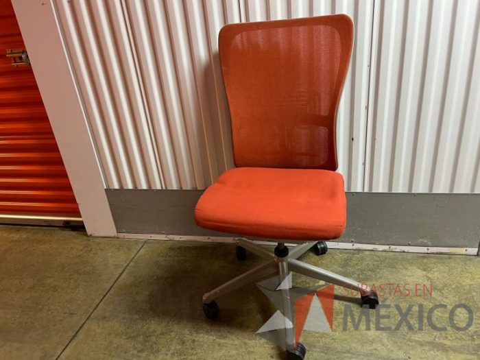Lote 009 - Silla operativa con ruedas, respaldo en malla y asiento en tela color naranja - Imagen 2