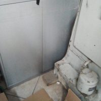 Lote 010 - Gabinete metálico de 2 puertas color gris - Imagen 3