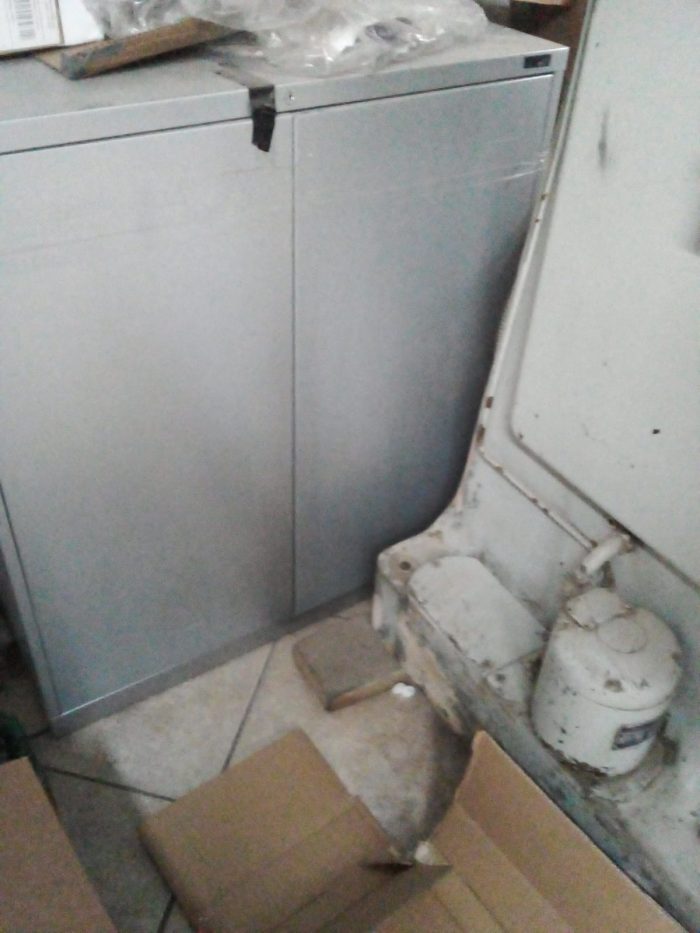 Lote 010 - Gabinete metálico de 2 puertas color gris - Imagen 3