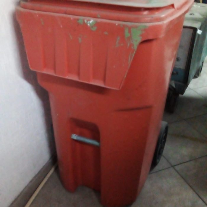 Lote 005 - Bote de basura de 145 litros con ruedas color naranja - Imagen 12