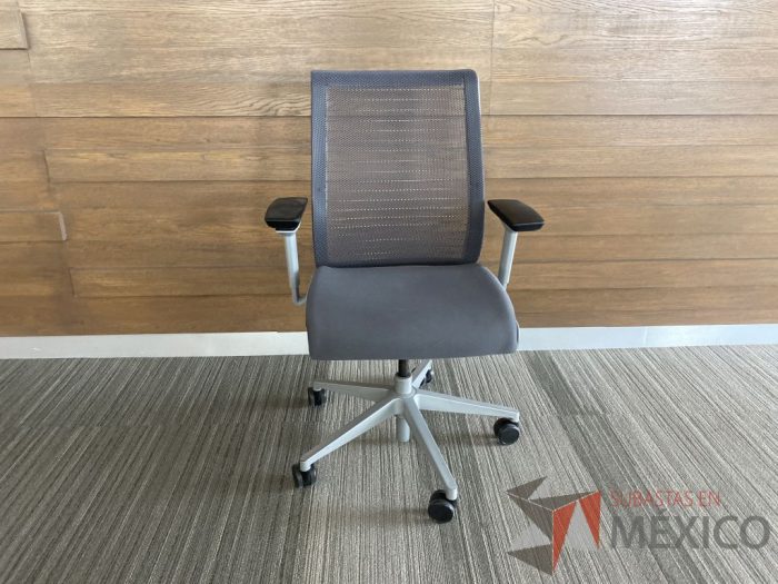 Lote 060 - Silla operativa con ruedas
