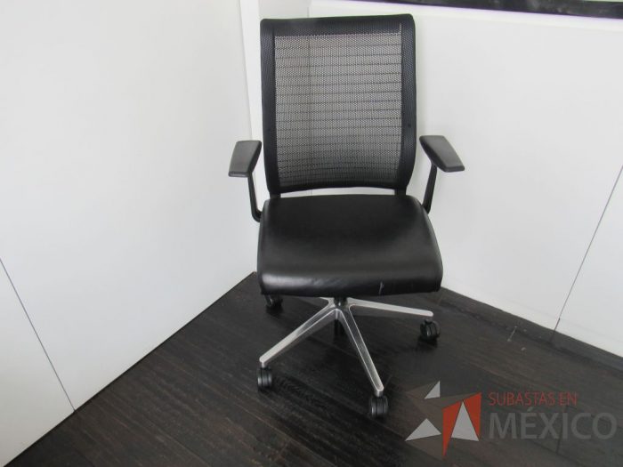 Lote 080 - Silla operativa con ruedas, descansabrazos, asiento tipo piel y respaldo en malla color negro