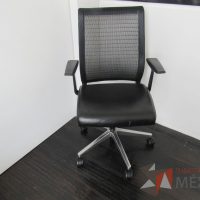 Lote 080 - Silla operativa con ruedas, descansabrazos, asiento tipo piel y respaldo en malla color negro - Imagen 3
