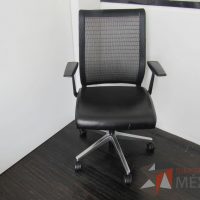 Lote 080 - Silla operativa con ruedas, descansabrazos, asiento tipo piel y respaldo en malla color negro - Imagen 4