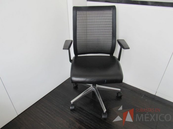 Lote 080 - Silla operativa con ruedas, descansabrazos, asiento tipo piel y respaldo en malla color negro - Imagen 4