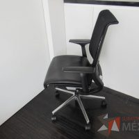 Lote 080 - Silla operativa con ruedas, descansabrazos, asiento tipo piel y respaldo en malla color negro - Imagen 5