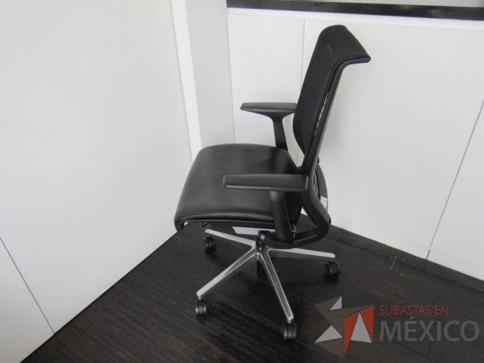 Lote 080 - Silla operativa con ruedas, descansabrazos, asiento tipo piel y respaldo en malla color negro - Imagen 5
