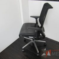 Lote 080 - Silla operativa con ruedas, descansabrazos, asiento tipo piel y respaldo en malla color negro - Imagen 6