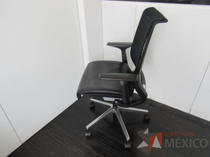 Lote 080 - Silla operativa con ruedas, descansabrazos, asiento tipo piel y respaldo en malla color negro - Imagen 6