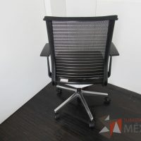 Lote 080 - Silla operativa con ruedas, descansabrazos, asiento tipo piel y respaldo en malla color negro - Imagen 7