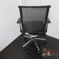 Lote 080 - Silla operativa con ruedas, descansabrazos, asiento tipo piel y respaldo en malla color negro - Imagen 8
