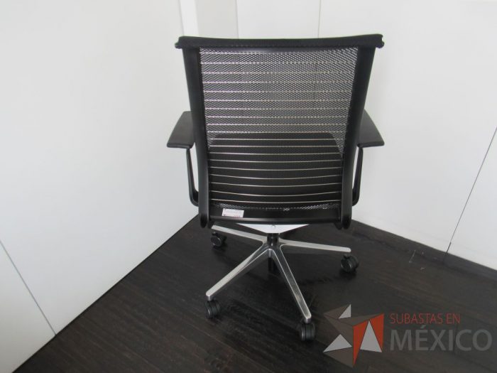Lote 080 - Silla operativa con ruedas, descansabrazos, asiento tipo piel y respaldo en malla color negro - Imagen 8