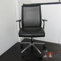 Lote 080 - Silla operativa con ruedas, descansabrazos, asiento tipo piel y respaldo en malla color negro - Imagen 10