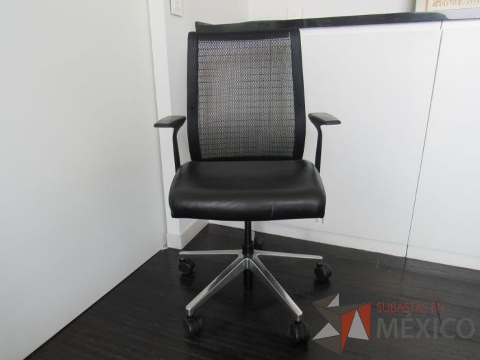 Lote 080 - Silla operativa con ruedas, descansabrazos, asiento tipo piel y respaldo en malla color negro - Imagen 10