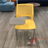 Lote 039 - Silla fija color amarillo con paleta