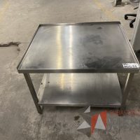 Lote 034 - 2 Mesas de trabajo con cubierta de acero inoxidable y base metálica
