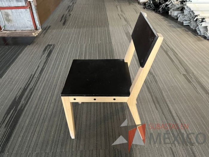 Lote 496 - Silla fija, asiento y respaldo color negro - Imagen 2