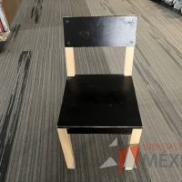 Lote 496 - Silla fija, asiento y respaldo color negro