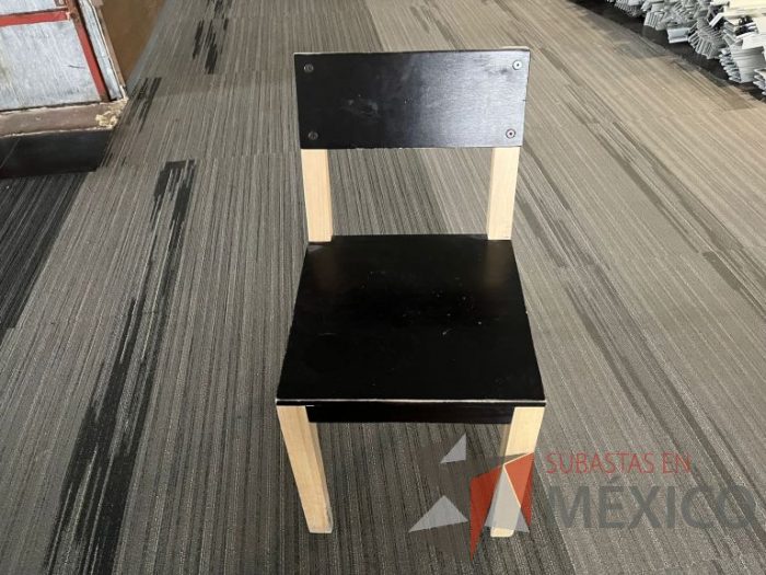 Lote 496 - Silla fija, asiento y respaldo color negro
