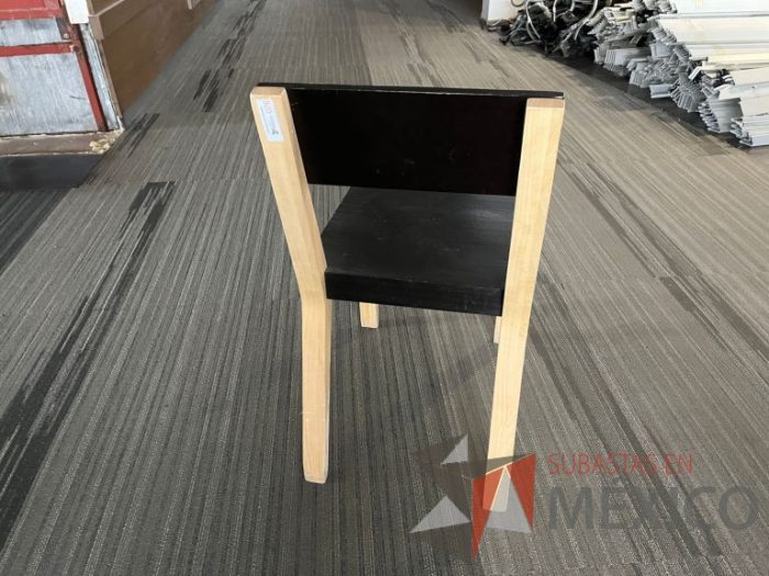 Lote 496 - Silla fija, asiento y respaldo color negro - Imagen 4