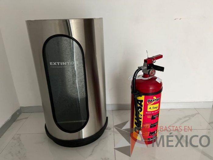 Lote 184 - 5 Extintores de P.Q.S., clase A, B y C de 4.5 kg. con porta extintor